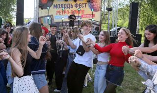 Youth dancing in a circle