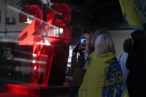 Инсталляция в память о четвертой годовщине теракта в Оленевке на Михайловской площади в Киеве