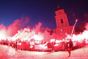 Участники открытой инсталляции в память о четвертой годовщине теракта в Оленевке зажгли файеры на Михайловской площади в Киеве