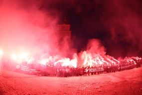 Участники открытой инсталляции в память о четвертой годовщине теракта в Оленевке зажгли файеры на Михайловской площади в Киеве