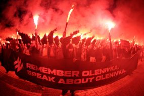 Участники открытой инсталляции в память о четвертой годовщине теракта в Оленевке зажгли файеры на Михайловской площади в Киеве