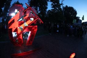 Инсталляция в память о четвертой годовщине теракта в Оленевке на Михайловской площади в Киеве