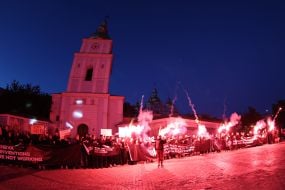 Участники открытой инсталляции в память о четвертой годовщине теракта в Оленевке зажгли файеры на Михайловской площади в Киеве