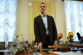 Владислав Власюк демонстрирует микрочипы и микросхемы российского оружия