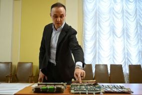Владислав Власюк демонстрирует микрочипы и микросхемы российского оружия