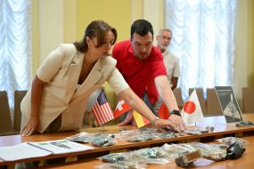 Участники встречи рассматривают микрочипы и микросхемы российского оружия