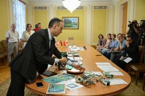 Владислав Власюк демонстрирует микрочипы и микросхемы российского оружия
