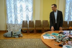 Владислав Власюк демонстрирует микрочипы и микросхемы российского оружия