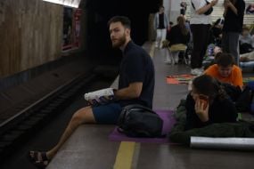 Люди прячутся от вражеских ракет и шахедов на одной из станций Киевского метрополитена в Киеве