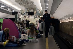 Люди прячутся от вражеских ракет и шахедов на одной из станций Киевского метрополитена в Киеве