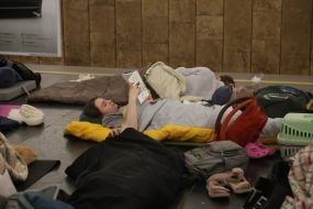 Люди прячутся от вражеских ракет и шахедов на одной из станций Киевского метрополитена в Киеве
