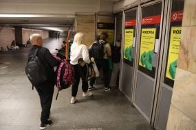 Люди прячутся от вражеских ракет и шахедов на одной из станций Киевского метрополитена в Киеве