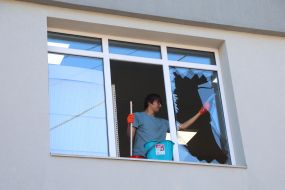 Разбитое окно в доме у рынка "Почайна" после ракетного удара в Киеве