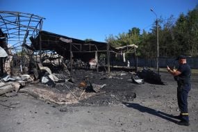 Разрушены после ракетного удара по антикварному рынку Барахолка на Почайной павильоны