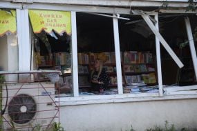 Поврежденный после ракетного удара книжный павильон на рынке "Почайна" в Киеве