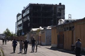 Обожженные стены в доме у рынка "Почайна" после ракетного удара в Киеве