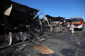Пожарные и спасатели ликвидируют последствия ракетного удара по антикварному рынку Барахолка на Почайной в Киеве