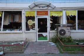 Поврежденный после ракетного удара книжный павильон на рынке "Почайна" в Киеве