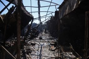 Разрушены после ракетного удара по антикварному рынку Барахолка на Почайной павильоны