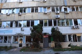 Разбитые окна в доме у рынка "Почайна" после ракетного удара в Киеве