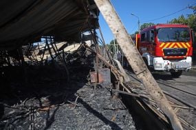 Пожарные и спасатели ликвидируют последствия ракетного удара по антикварному рынку Барахолка на Почайной в Киеве
