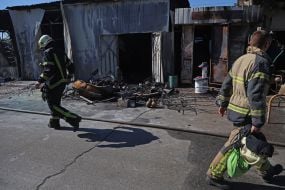 Поврежденые после ракетного удара павильоны и складские помещения для товара на рынке "Почайна" в Киеве