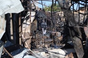 Разрушены после ракетного удара по антикварному рынку Барахолка на Почайной павильоны