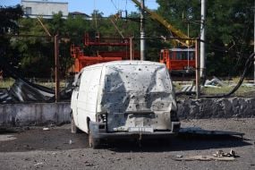Поврежденный после ракетного удара автомобиль в Киеве