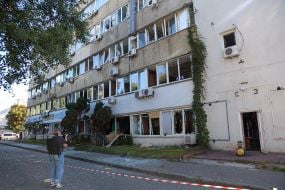 Разбитые окна в доме у рынка "Почайна" после ракетного удара в Киеве