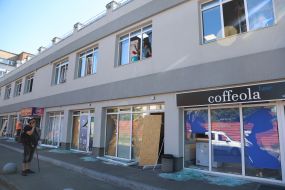 Разбитые окна в доме у рынка "Почайна" после ракетного удара в Киеве