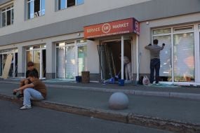Разбитые окна в доме у рынка "Почайна" после ракетного удара в Киеве