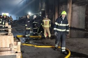 Спасатели во время тушения пожара на гражданском объекте после ночной атаки