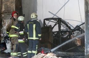 Спасатели во время тушения пожара на гражданском объекте после ночной атаки