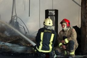 Спасатели во время тушения пожара на гражданском объекте после ночной атаки