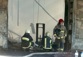 Спасатели во время тушения пожара на гражданском объекте после ночной атаки