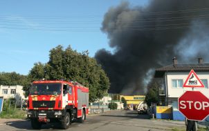 Спасатели во время тушения пожара на гражданском объекте после ночной атаки