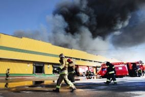 Спасатели во время тушения пожара на гражданском объекте после ночной атаки