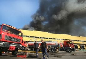 Спасатели во время тушения пожара на гражданском объекте после ночной атаки