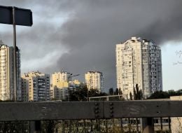 Дым в небе после ночной российской атаки