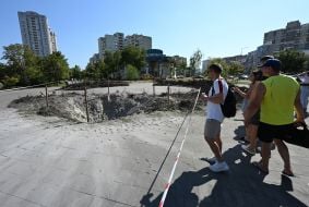 Воронка от баллистической ракеты в Дарницком районе Киева