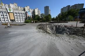 Воронка от баллистической ракеты в Дарницком районе Киева