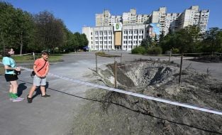 Воронка от баллистической ракеты в Дарницком районе Киева