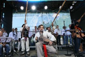 Musician with a wheeled lyre