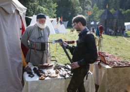 Народный мастер демонстрирует свои изделия