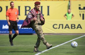Військовослужбовець 82-гої окремої десантно-штурмової Буковинської бригади виконував символічний перший удар по м'ячу