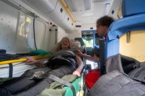 A woman evacuated from the Shevchenkivska community of the Kupyanskyi district in an ambulance at the IDP reception point in Kharkiv