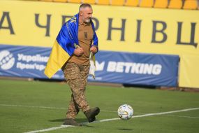 Військовий робить перший символічний удар по м'ячу