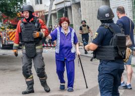 Рятувальник і жінка похилого віку