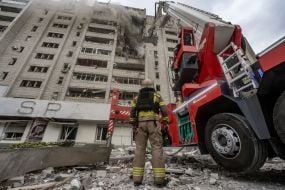 Поврежденный в результате российской атаки жилой дом