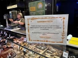 Информационные таблички в Сильпо после атаки РФ по складам